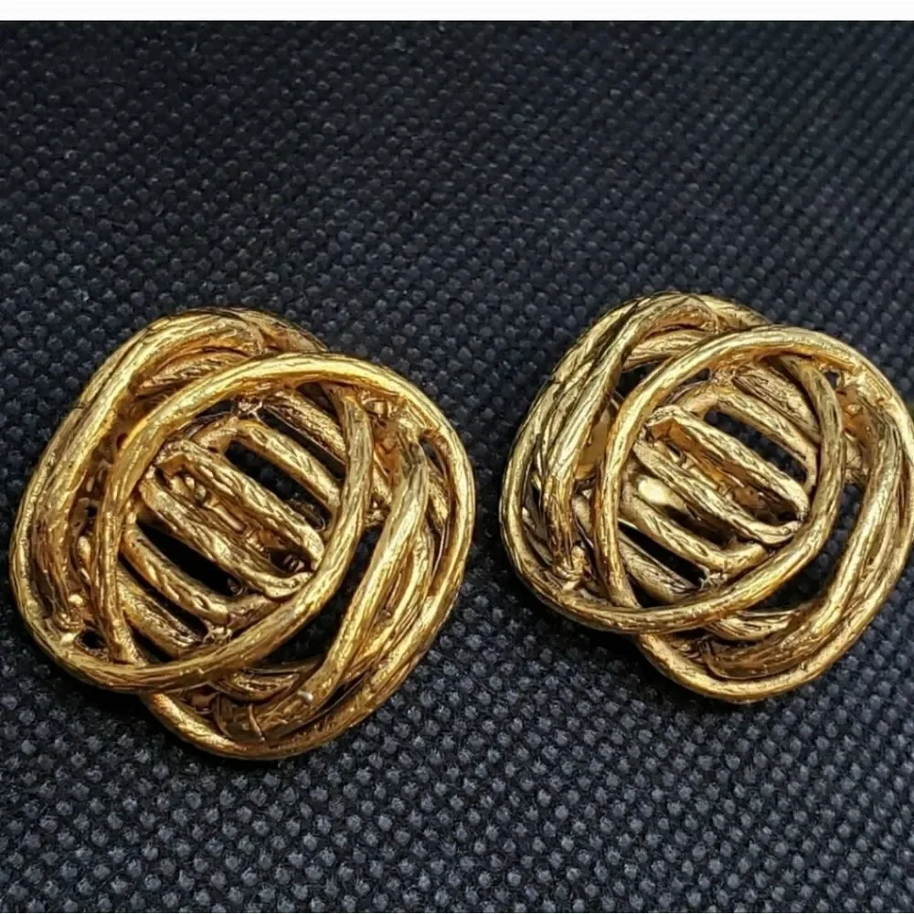 VINTAGE CLARA KASAVINA STUDIOS Goldtone Clip-on Earrings